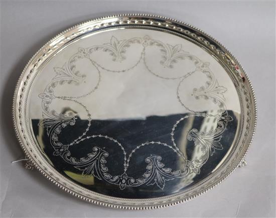 A modern silver salver, James Dixon & Sons, Sheffield, 1971, 23 oz